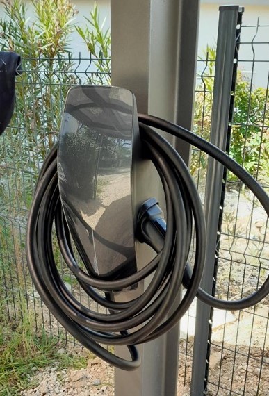 Installation d’une borne de recharge TESLA WALLBOX pour véhicule électrique Aix-en-provence